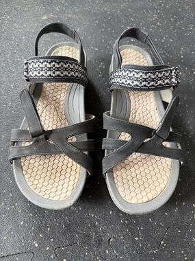 BareTraps Black and Beige Strappy Comfort Sandals